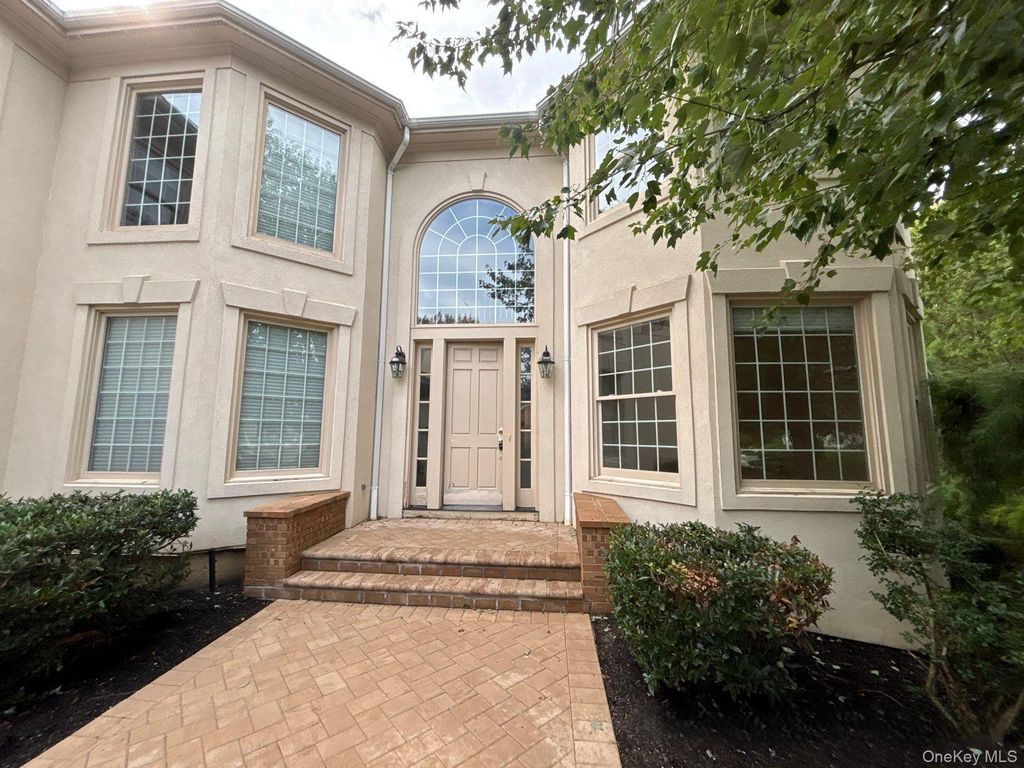61 Charney Court, Manhasset, NY 11030