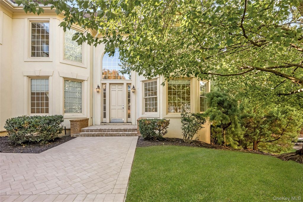 61 Charney Court, Manhasset, NY 11030 — photo 2