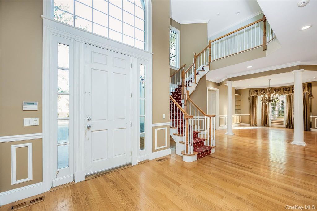 61 Charney Court, Manhasset, NY 11030 — photo 5