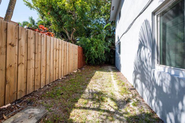 806 NE 16th Place 1-8, Fort Lauderdale, FL 33305