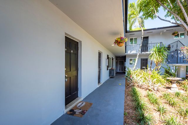 806 NE 16th Place 1-8, Fort Lauderdale, FL 33305