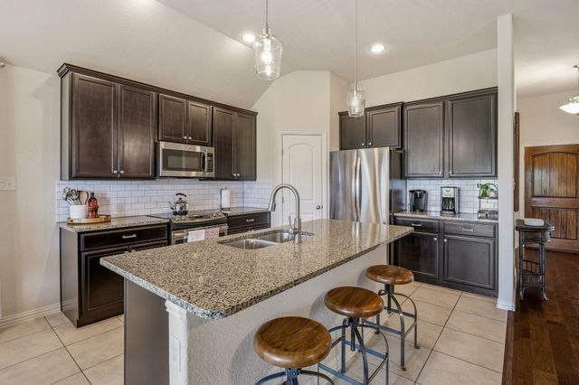 1021 Morningside Drive, Burleson, TX 76028