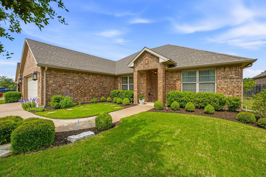 1021 Morningside Drive, Burleson, TX 76028