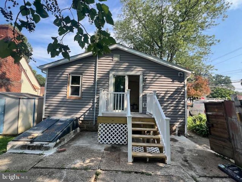1960 MAPLE AVE, Croydon, PA 19021