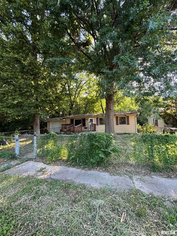 1511 S QUEENS Drive, Peoria, IL 61605