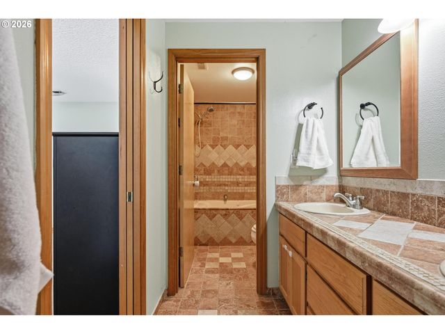 6714 Se ARIEL St, Hillsboro, OR 97123
