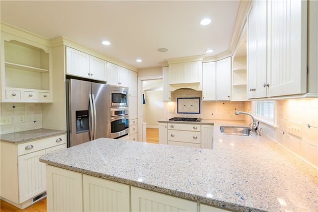 48 Pleasant Street, Portsmouth, RI 02871