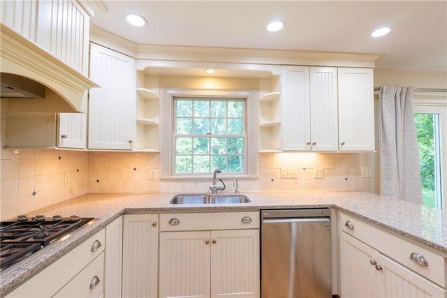 48 Pleasant Street, Portsmouth, RI 02871