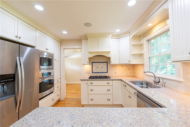 48 Pleasant Street, Portsmouth, RI 02871