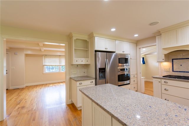 48 Pleasant Street, Portsmouth, RI 02871