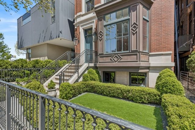 1855 N Hermitage Avenue, Chicago, IL 60622