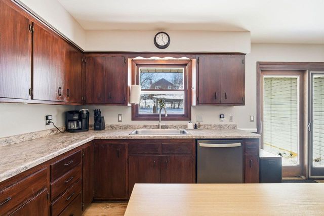 2842 Coventry LANE, Waukesha, WI 53188