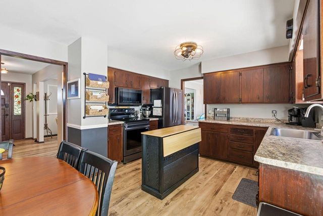 2842 Coventry LANE, Waukesha, WI 53188