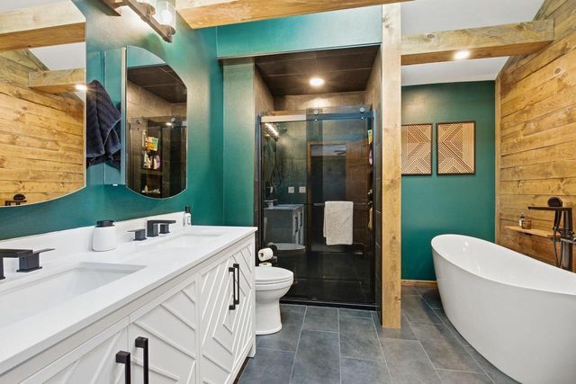 2842 Coventry LANE, Waukesha, WI 53188