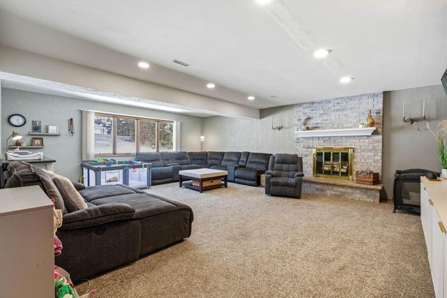 2842 Coventry LANE, Waukesha, WI 53188