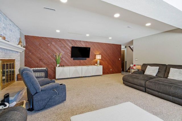 2842 Coventry LANE, Waukesha, WI 53188