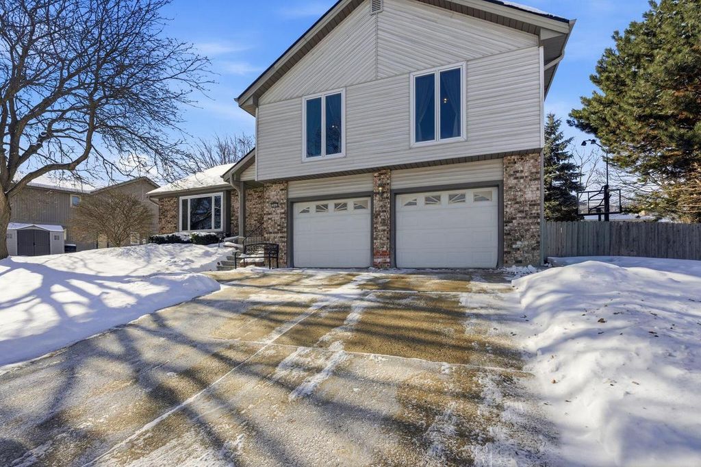 2842 Coventry LANE, Waukesha, WI 53188