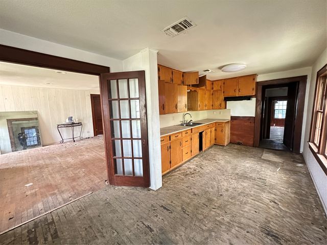 208 N Stewart Street, Azle, TX 76020