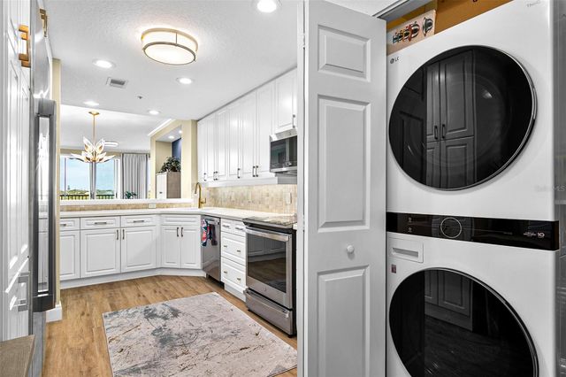 5420 EAGLES POINT CIRCLE 304, Sarasota, FL 34231