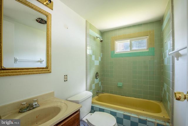 145 CHAMBERLAINE AVE, Pottsville, PA 17901