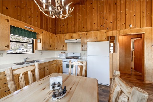 1022 Grey Back Trail, Fawnskin, CA 92333