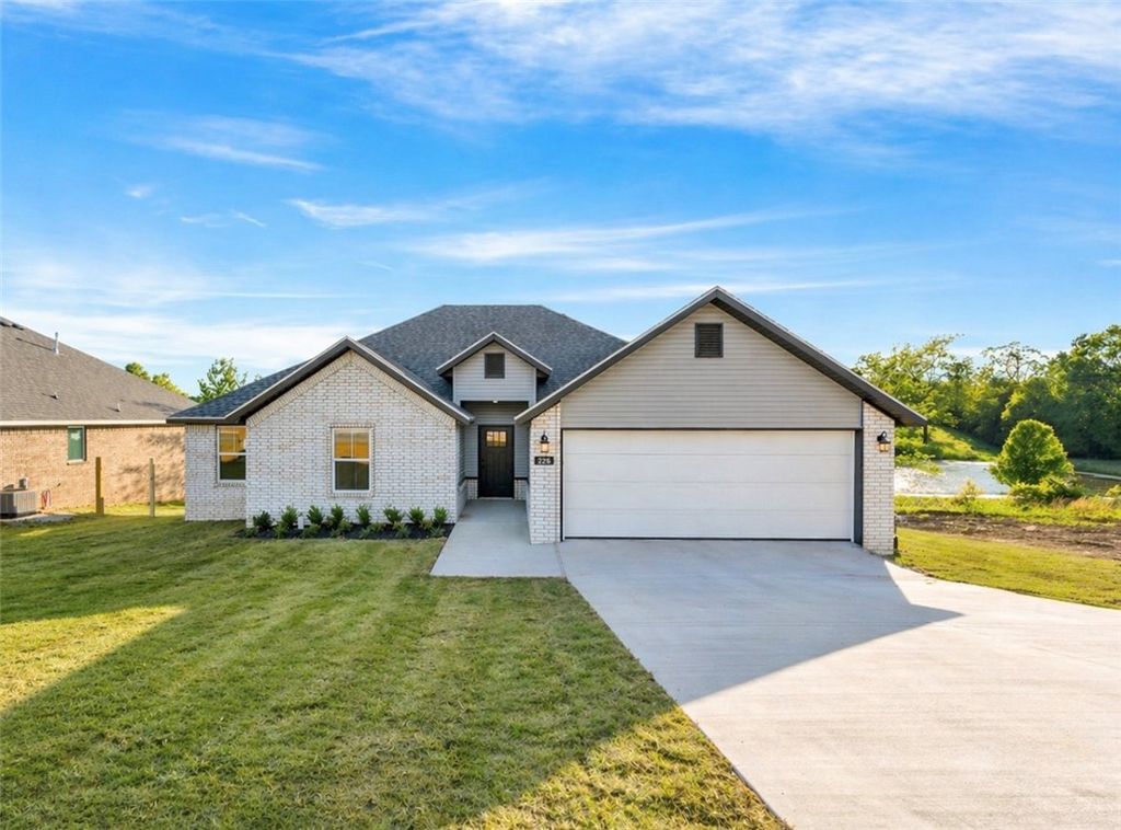 226 LaVona Lane, Huntsville, AR 72740