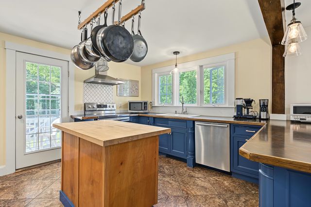 70 Winnicutt Road, Stratham, NH 03855