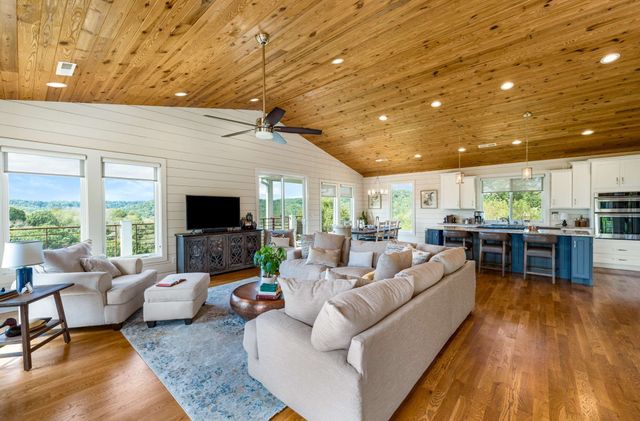 132 Highbridge Dr, Smithville, TN 37166