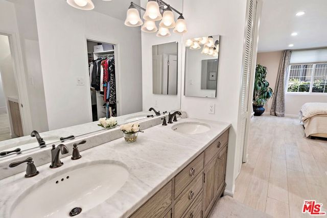 838 S Barrington Avenue 203, Los Angeles, CA 90049