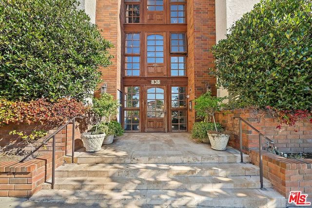 838 S Barrington Avenue 203, Los Angeles, CA 90049