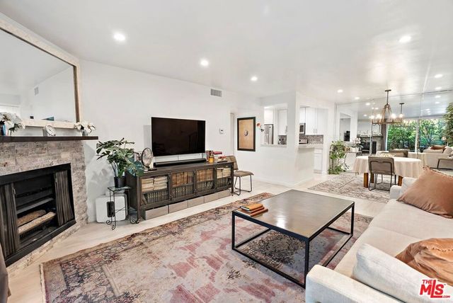 838 S Barrington Avenue 203, Los Angeles, CA 90049