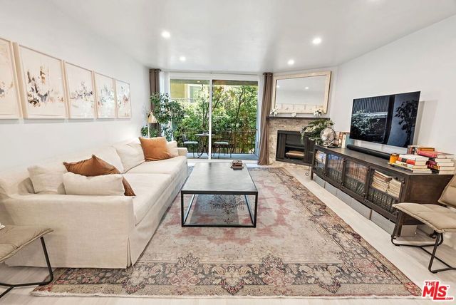 838 S Barrington Avenue 203, Los Angeles, CA 90049