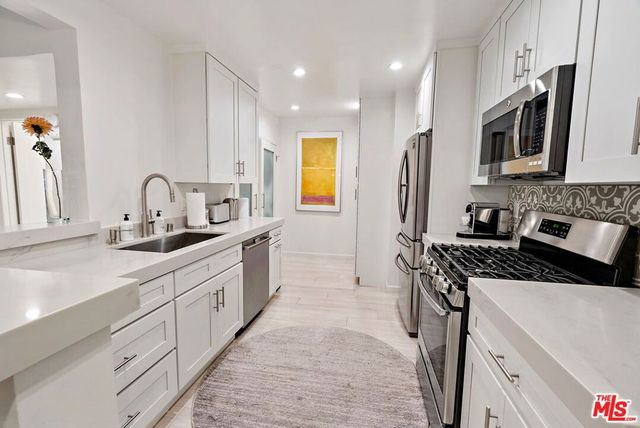 838 S Barrington Avenue 203, Los Angeles, CA 90049