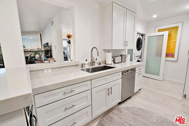 838 S Barrington Avenue 203, Los Angeles, CA 90049