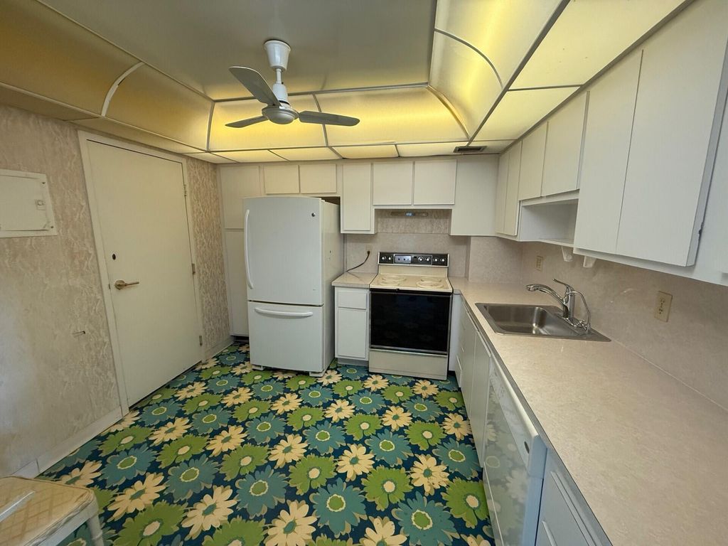 Image 15 of property listing at 3450 S Ocean Boulevard 819, Palm Beach, FL 33480