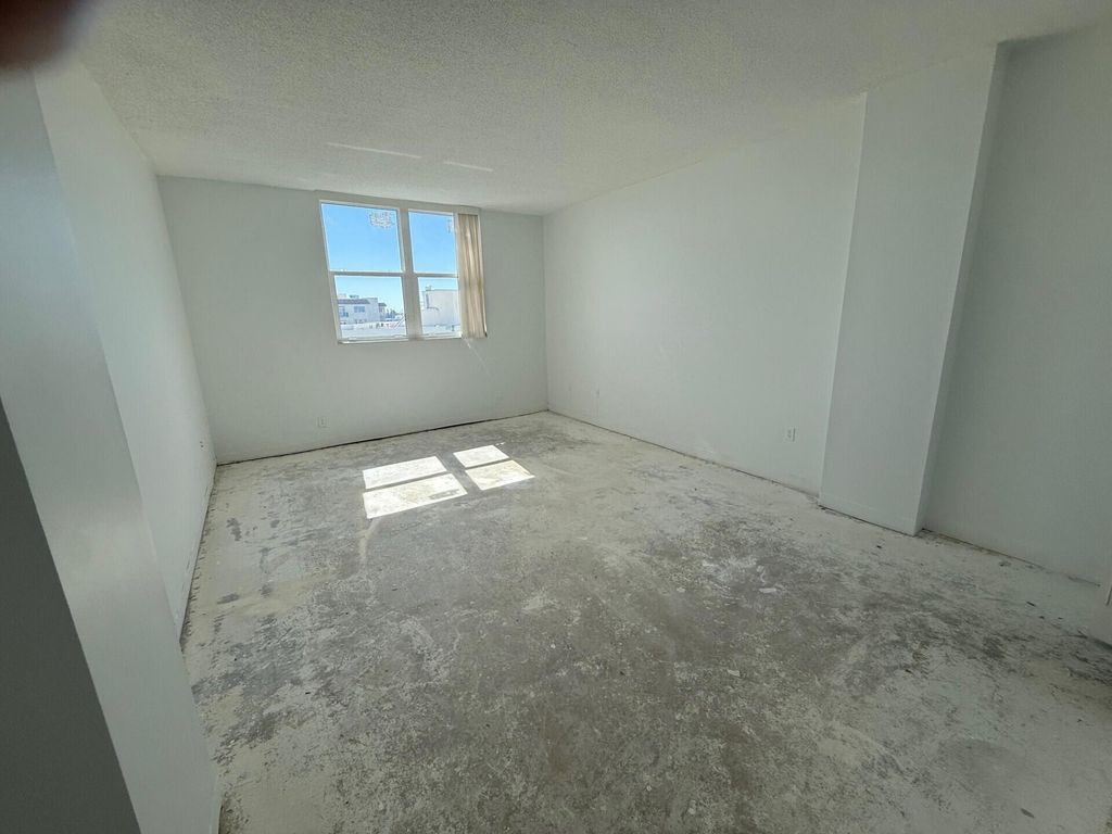 Image 16 of property listing at 3450 S Ocean Boulevard 819, Palm Beach, FL 33480