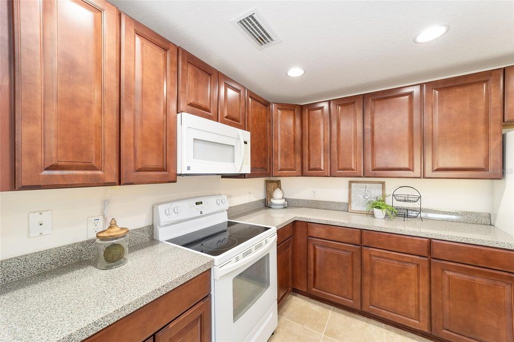 Image 15 of property listing at 5076 NEPTUNE CIRCLE, Oxford, FL 34484