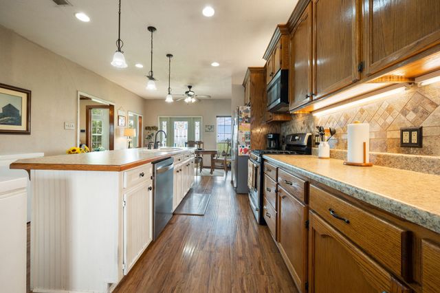 404 Fm 1566 W, Wolfe City, TX 75496