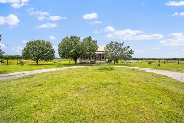 404 Fm 1566 W, Wolfe City, TX 75496