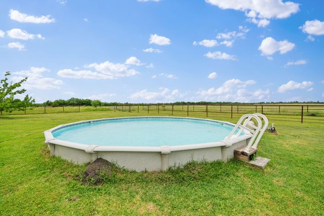 404 Fm 1566 W, Wolfe City, TX 75496