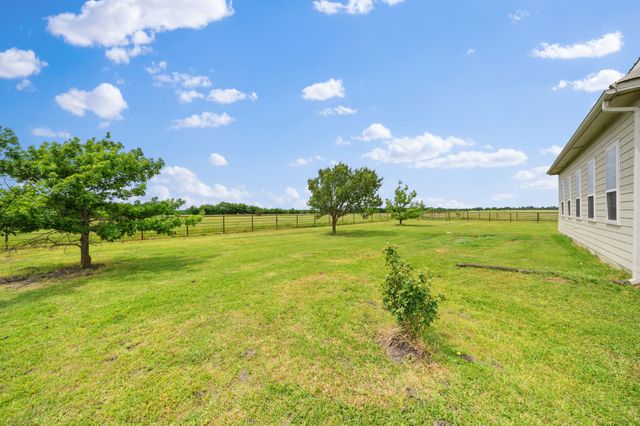 404 Fm 1566 W, Wolfe City, TX 75496