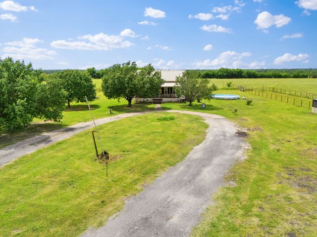 404 Fm 1566 W, Wolfe City, TX 75496