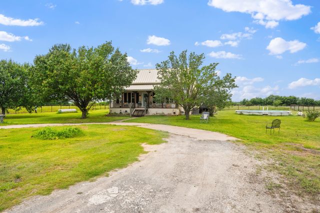 404 Fm 1566 W, Wolfe City, TX 75496