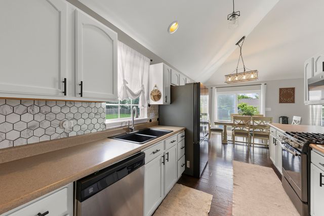 803 Canyon Trail, Yorkville, IL 60560