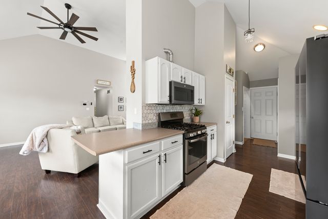 803 Canyon Trail, Yorkville, IL 60560