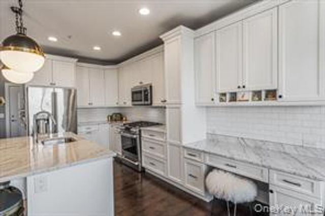 225 Marina Pointe Drive 225, East Rockaway, NY 11518