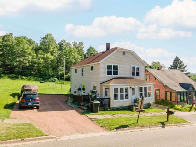 60 Allen Street, Iron River, MI 49935