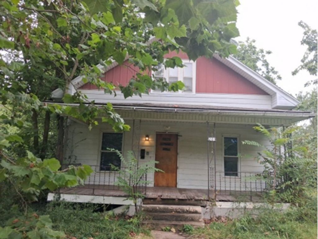 Image 2 of property listing at 201 S Pruyn Avenue, Salem, IL 62881