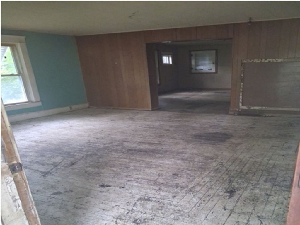 Image 4 of property listing at 201 S Pruyn Avenue, Salem, IL 62881