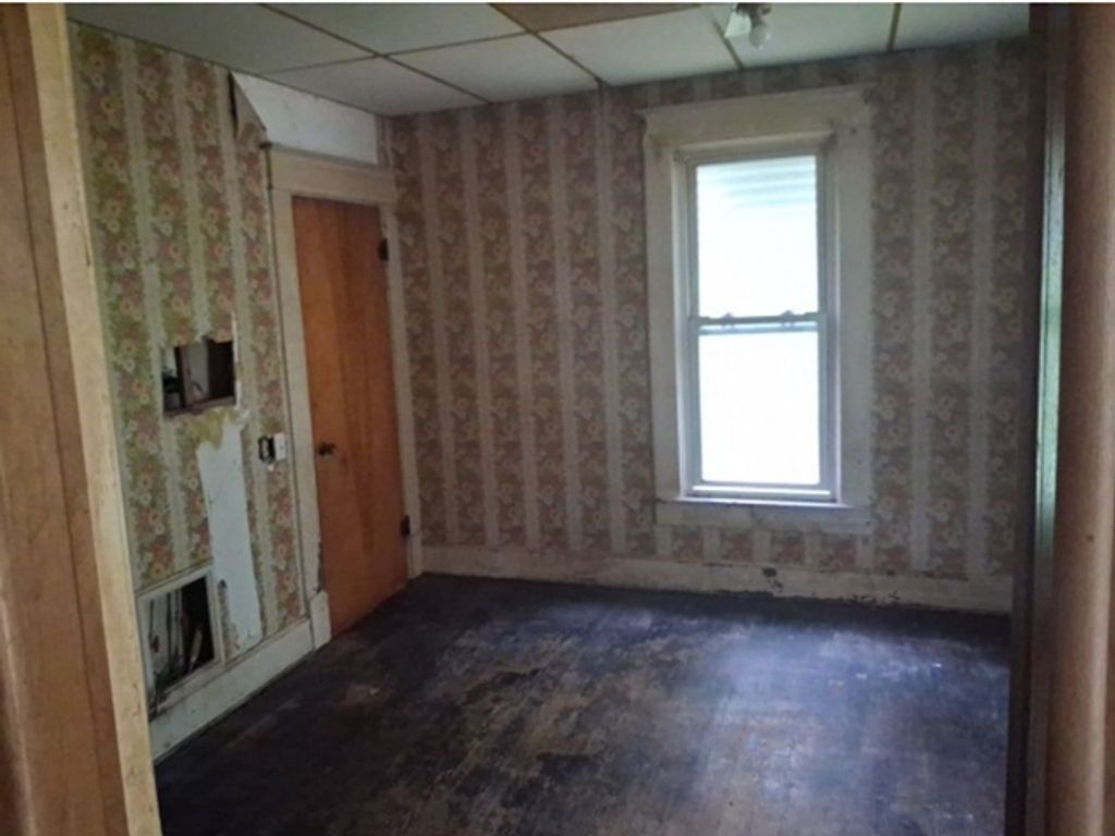 Image 6 of property listing at 201 S Pruyn Avenue, Salem, IL 62881